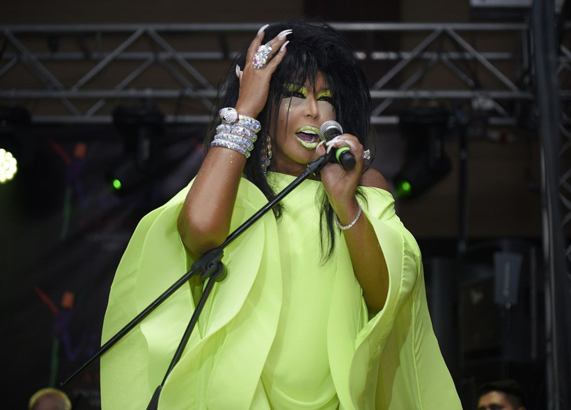 Bülent Ersoy annesini kaybetmesinin ardından ilk kez alışverişe çıktı - Resim: 3