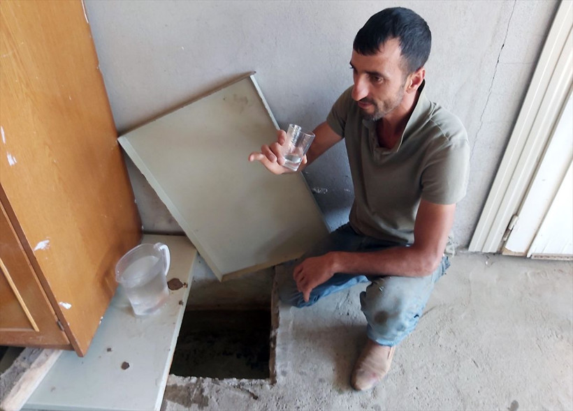 Sivas Hafik'te evinin zemininden çıkan suya çözüm bulamayınca bakın ne yaptı! - Resim: 1