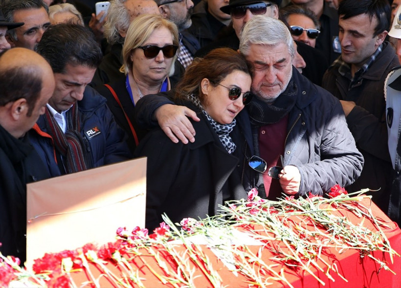 Hülya Koçyiğit Akçatepe'nin tabutunun başında... - Resim: 2