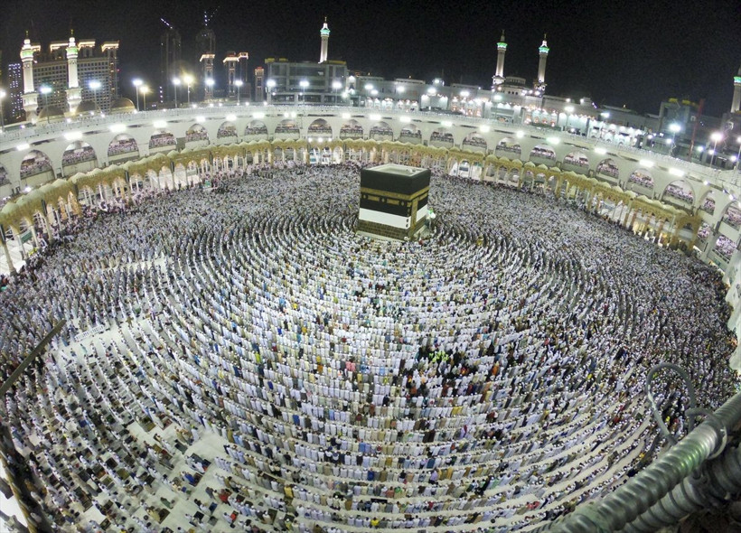 Hacı adayları kutsal topraklarda Kabe çevresinde ibadet için yarışıyorlar - Resim: 1