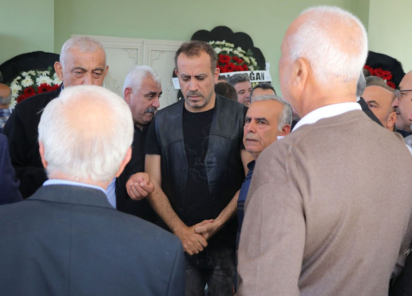 Haluk Levent annesinin cenazesinde ayakta duramadı ağlamaktan gözleri şişti - Resim: 1
