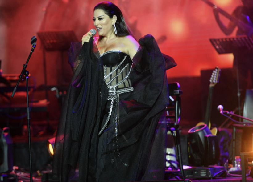 Aşkın Nur Yengi konserinde dansçı şov! Dansçı konserin önüne geçti... - Resim: 1