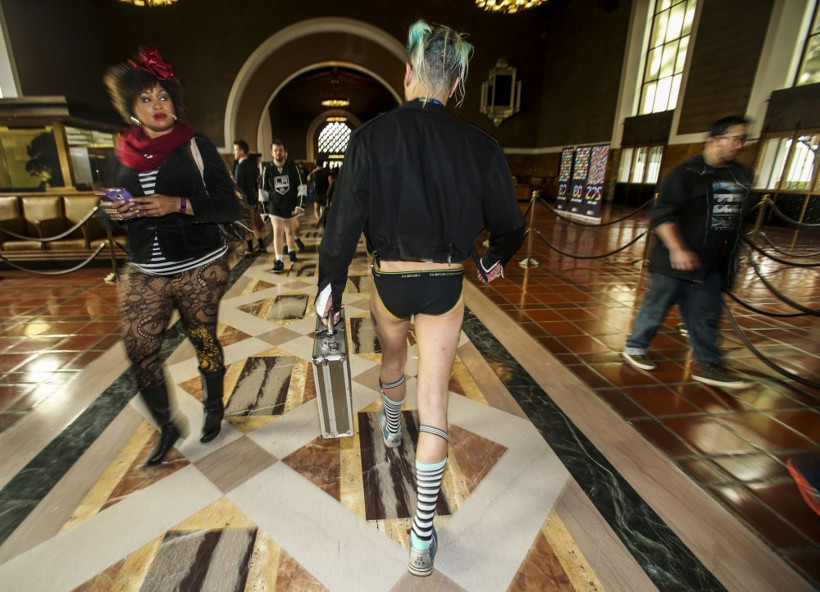 Metroda yarı çıplak eylem! Böylesi görülmedi... - Resim: 4