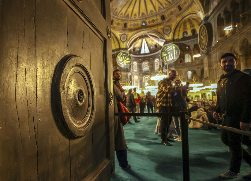 Ayasofya Camisi'nin kırılan kapısıyla ilgili yeni gelişme! İlber Ortaylı 'namus meselesi' demişti - Resim: 4