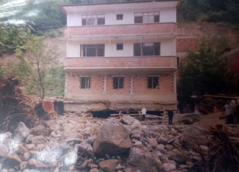 Sel felaketinde yan yatan evde skandal ortaya çıktı! 24 yıl önce bakın ne yapmışlar - Resim: 2