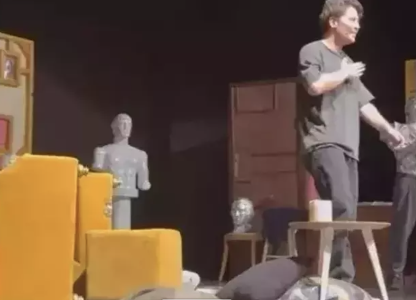 Tolga Güleç sahnede kaza geçirdi! Oyunu acı içinde tamamladı... - Resim: 3