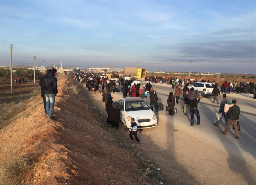 Rusya'nın saldırıları Suriyeli aileleri yerinden etti! - Resim: 3