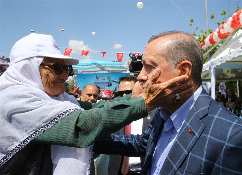 Diyarbakırlı teyze Erdoğan'ı yanağından öptü! - Resim: 4