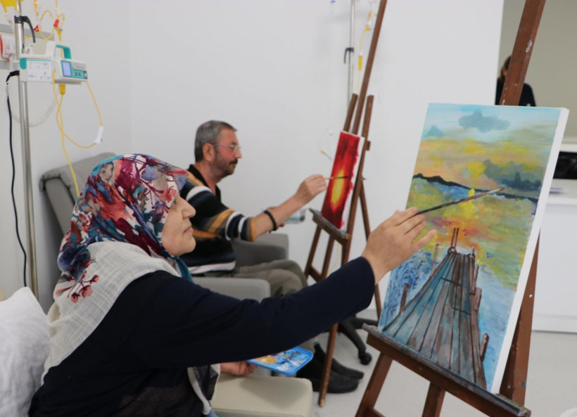 Bir ellerinde serum bir ellerinde fırça! Onkoloji servisi atölyeye dönüştü - Resim: 4