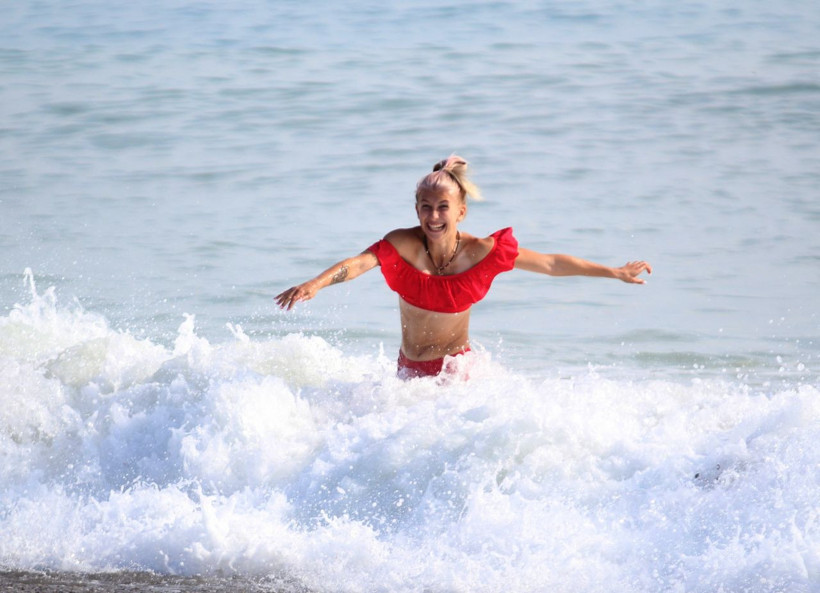 Antalya'da plajlarda koronavirüse aldırış etmediler! Rus turistler deniz keyfi yaptı - Resim: 2