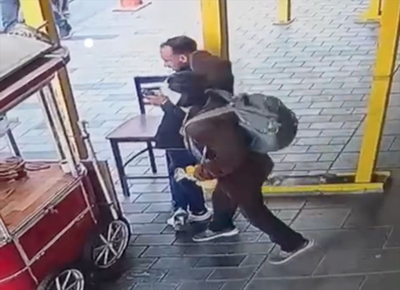 Beyoğlu'nda dehşet dakikaları! Polisin arkasından sessizce yaklaşıp boynundan bıçakladı - Resim: 3