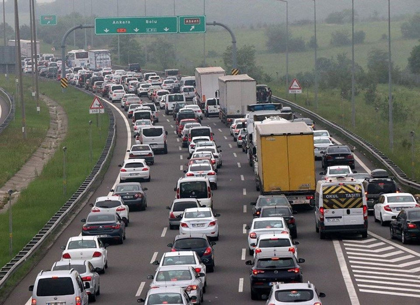 Bayram yoğunluğu kilometrelerce araç kuyruğu oluştu - Resim: 3