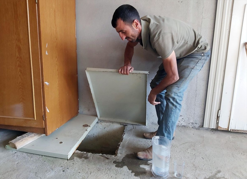 Sivas Hafik'te evinin zemininden çıkan suya çözüm bulamayınca bakın ne yaptı! - Resim: 3