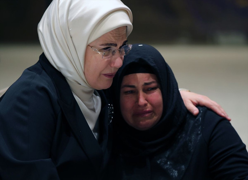 İftar programında duygusal anlar! Azra Gülendam Haytaoğlu'nun annesi Emine Erdoğan'a sarılarak ağladı - Resim: 3