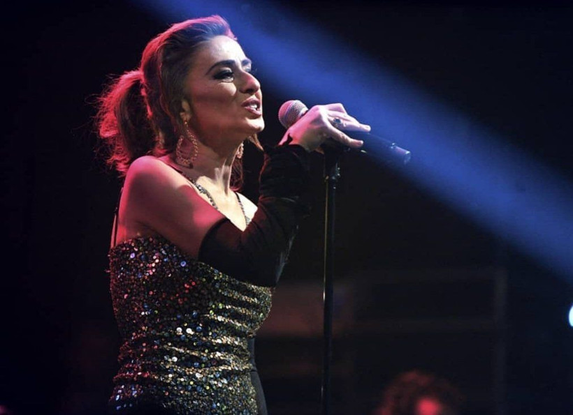 Yıldız Tilbe'nin sahnede başına gelmeyen kalmadı! Dans ederken kıyafet değiştirmeye kalkınca... - Resim: 2