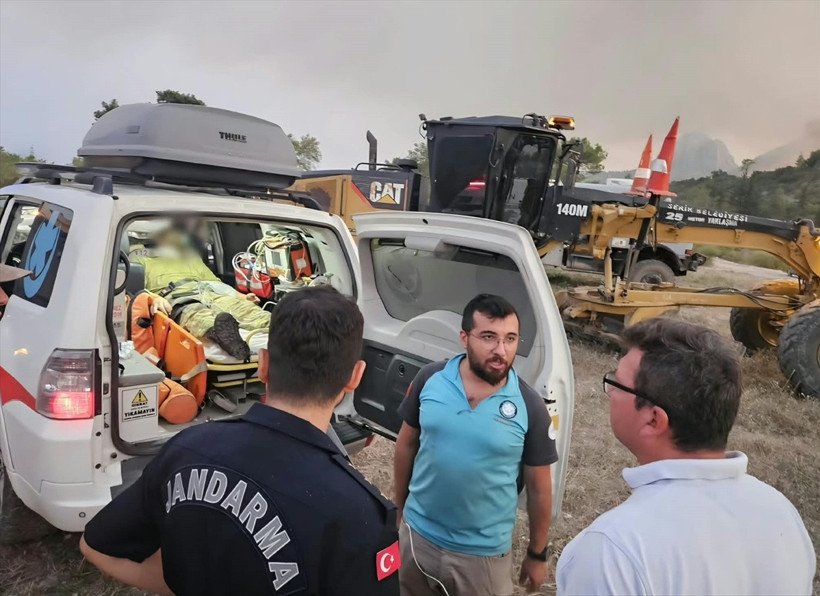 Antalya ve Muğla'da orman yangınları! Alevler sı&ccedil;radı, evler boşaltıldı - Resim: 0