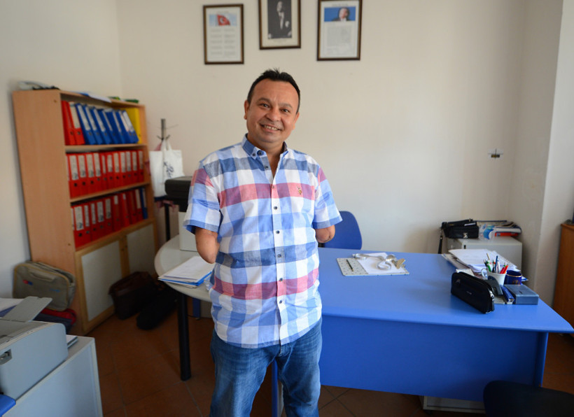 İki kolu olmayan öğretmenden öğrencilere destek - Resim: 2