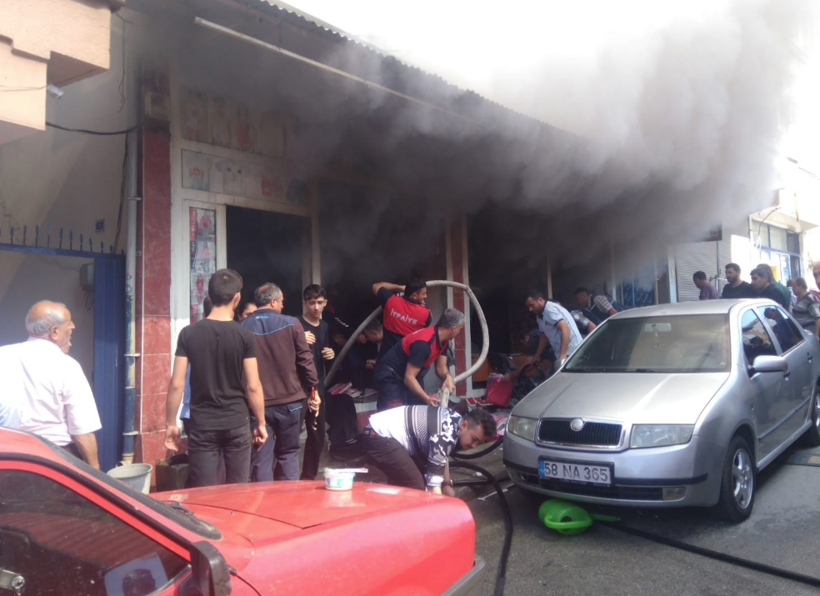 Çorum'daki tekstil mağazası kullanılmaz hale geldi! Ürünler apar topar dışarı çıkarıldı - Resim: 3