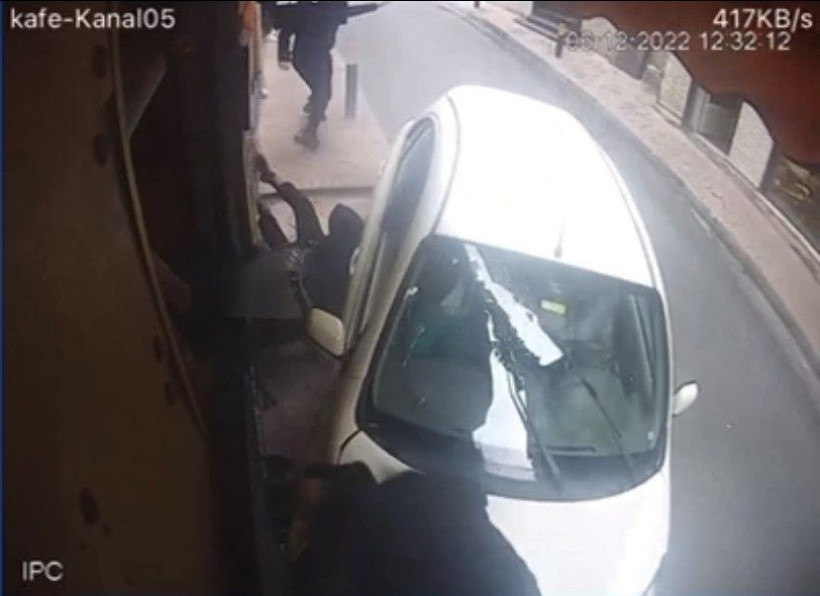 Ünlü oyuncu Taksim'de dehşet saçtı! Arabasıyla yayaların arasına daldı o anlar kamerada! - Resim: 4