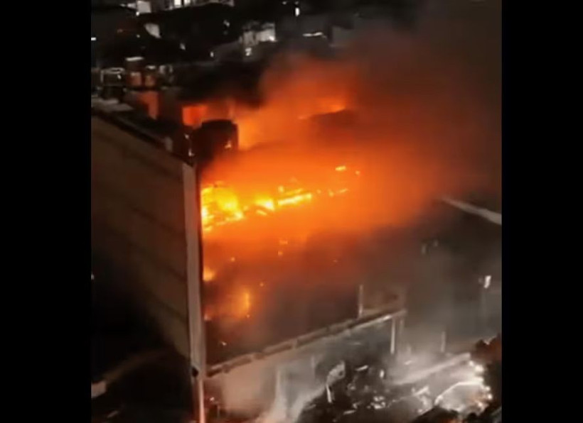 Irak'ta korku dolu anlar! AVM'de çıkan yangın felekete dönüştü: 70 can kaybı - Resim: 4