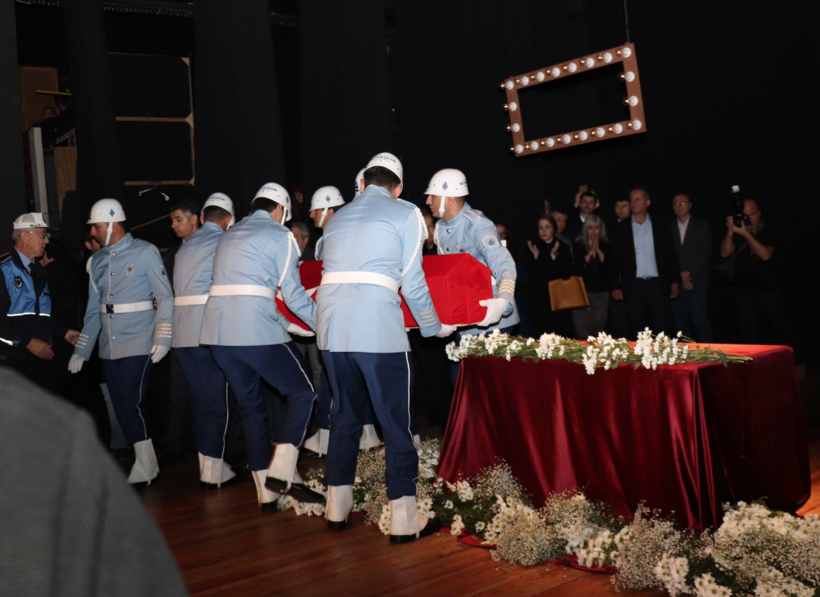 Yıldız Kenter'in cenazesinde gözler kızını aradı ünlüler cenazeye akın etti - Resim: 3