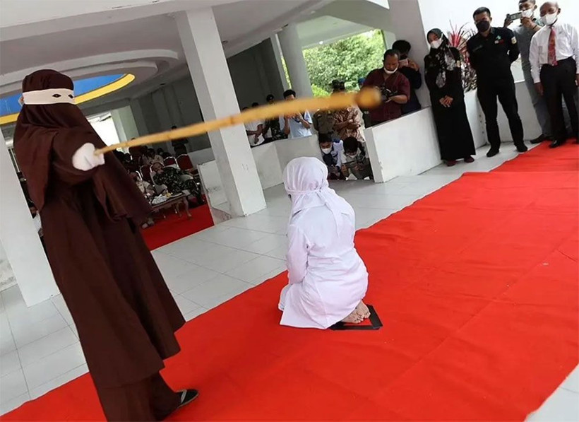 Evlilik dışı ilişki aşk yaşayan kadını kırbaçlayarak bayılttılar! - Resim: 3