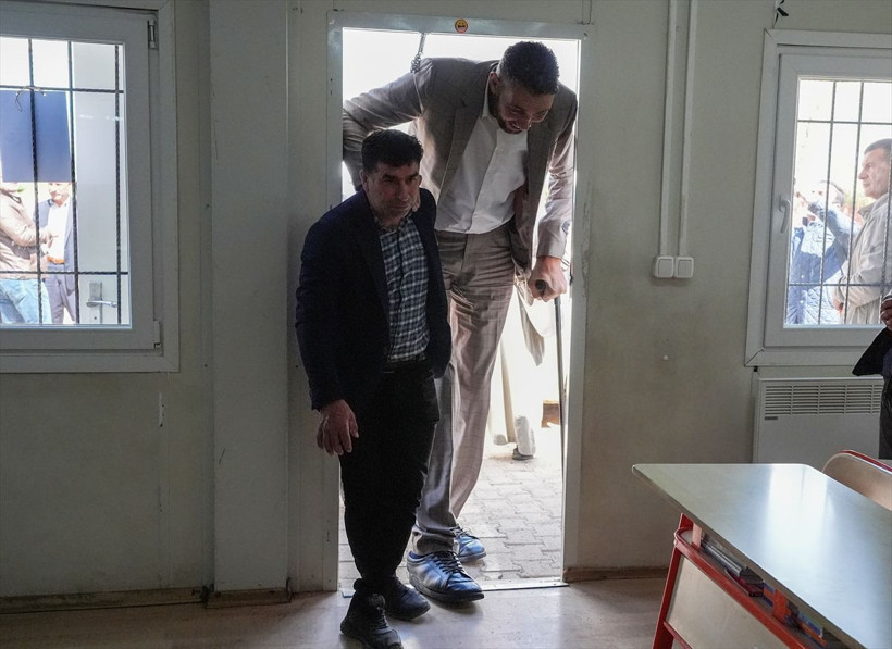 "Dünyanın en uzun adamı" oyunu böyle kullandı - Resim: 2