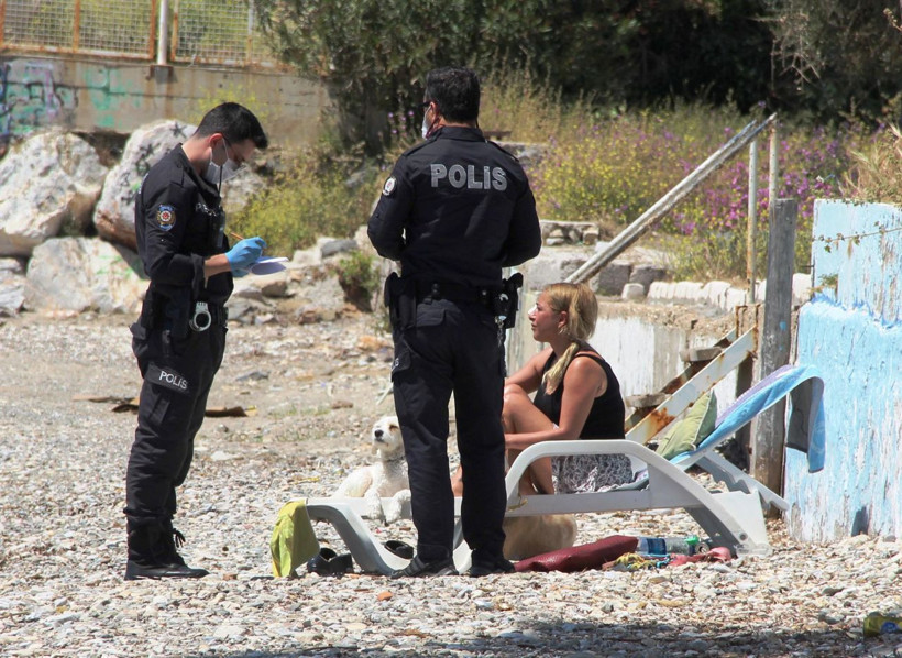 Muğla'da güneşi görenler kendini sokakta buldu 1 kişi güneşlenirken yakalandı - Resim: 1