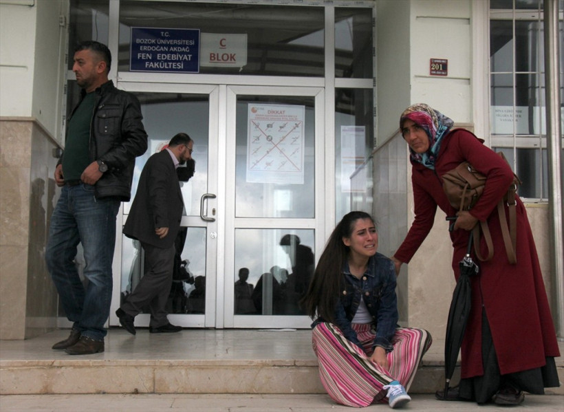 LYS 2017 sınavına geç kaldı kapıda perişan oldu - Resim: 1