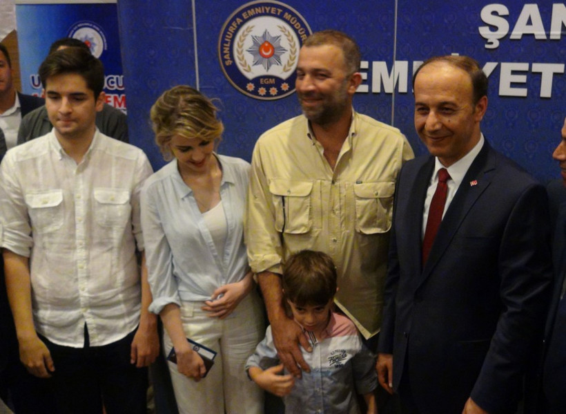 'Arka Sokaklar' oyuncuları izdihamdan zor kurtuldular - Resim: 2