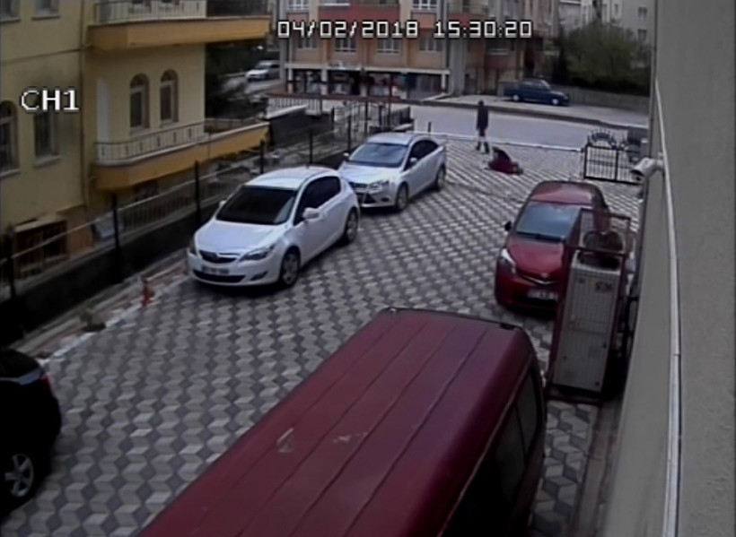 Eşini öldürüp kayınvalidesini yaralama anı kamerada - Resim: 3