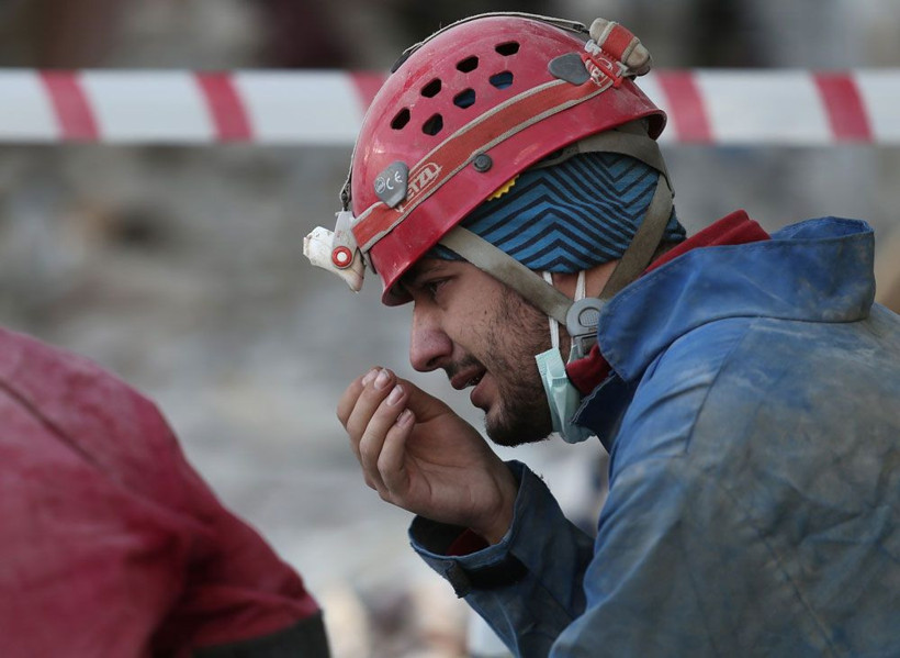 İzmir depremi sonrası kahreden anlar! Arama kurtarma personeli ağladı - Resim: 3