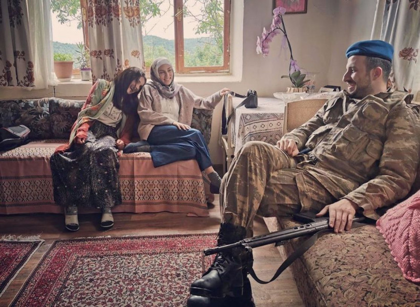 Bir Başkadır dizi setinde bomba aşk! Berkun Oya ile Funda Özyiğit gizli aşk mı yaşıyor - Resim: 2