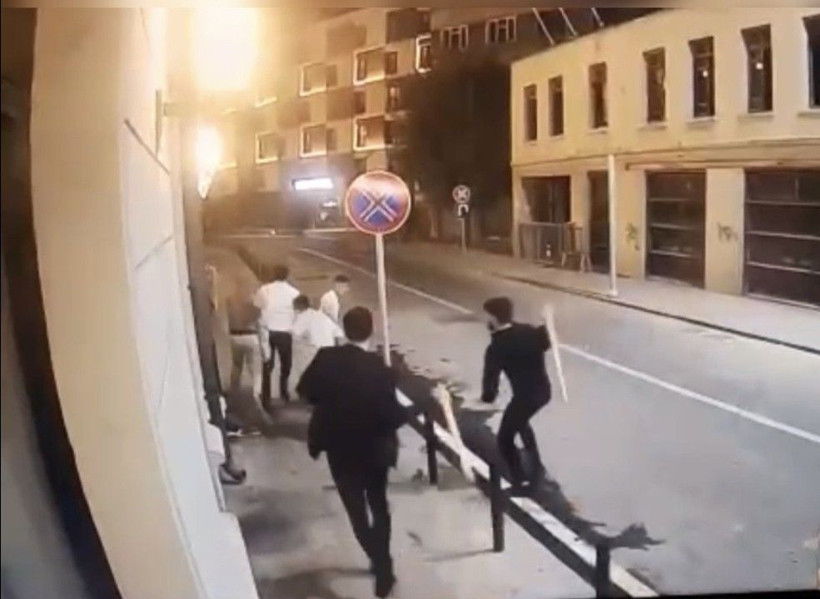  İstanbul’da vale dehşeti! Aracını vermeyen gruba demir sopalarla saldırdılar! O anlar kamerada - Resim: 1