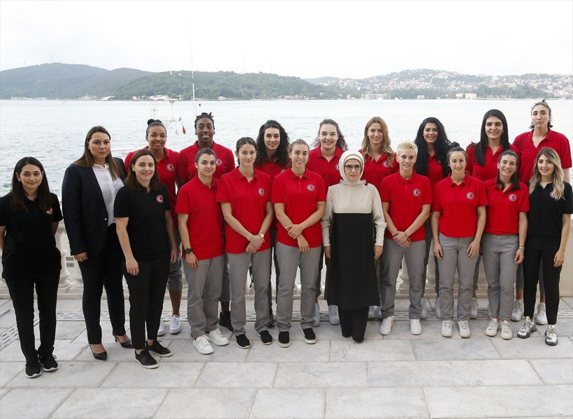 Emine Erdoğan basketi attı hediyeyi kaptı - Resim: 1