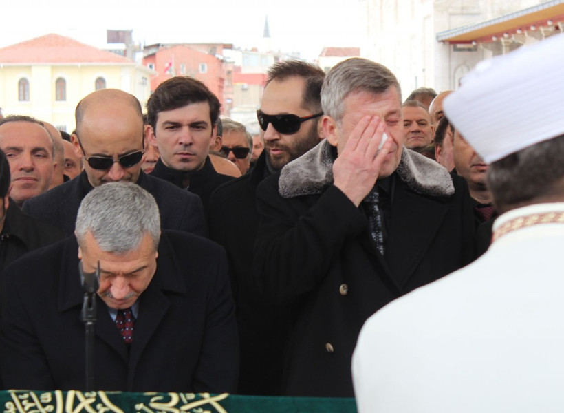 Metin Şentürk kaybettiği babası Şükrü Şentürk'ü bugün son yolculuğuna uğurladı - Resim: 4