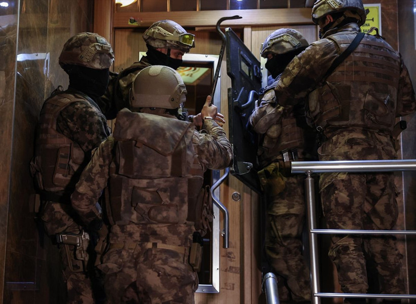 Sedat Peker ve adamlarına şafak baskını! Peker yurtdışında villası ve cipi arandı - Resim: 3