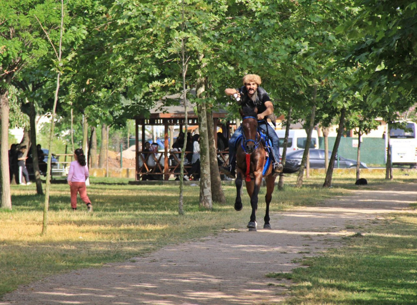 Gören şaşkına dönüyor! İşe atla gidiyor sokakları onunla turluyor - Resim: 4