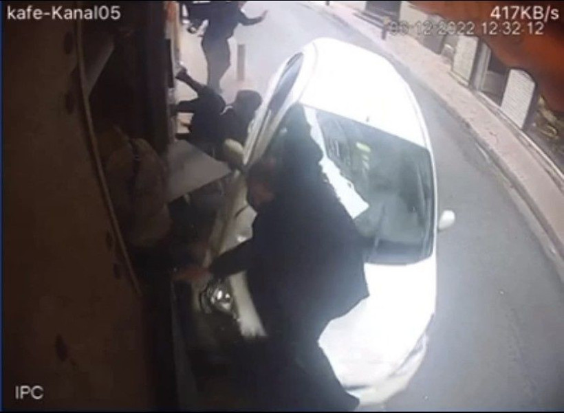 Ünlü oyuncu Taksim'de dehşet saçtı! Arabasıyla yayaların arasına daldı o anlar kamerada! - Resim: 3