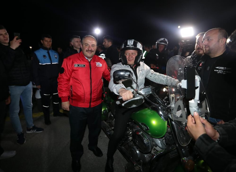 Bakan Varank co-pilotluk yaptı! TOGG'dan drift şov: Dumandan göz gözü görmedi! - Resim: 3