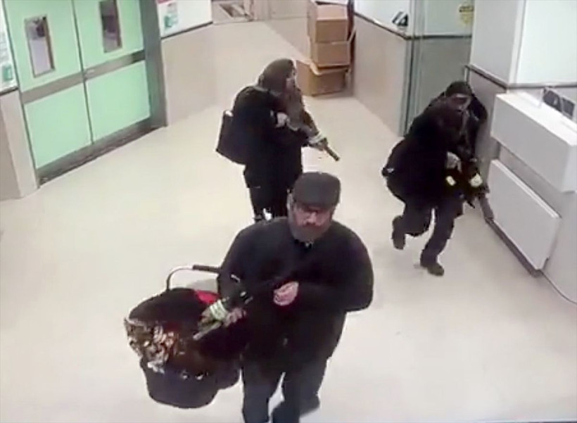 Hasta ve doktor kılığına girip hastaneye sızdılar, insanları acımasızca katlettiler - Resim: 4