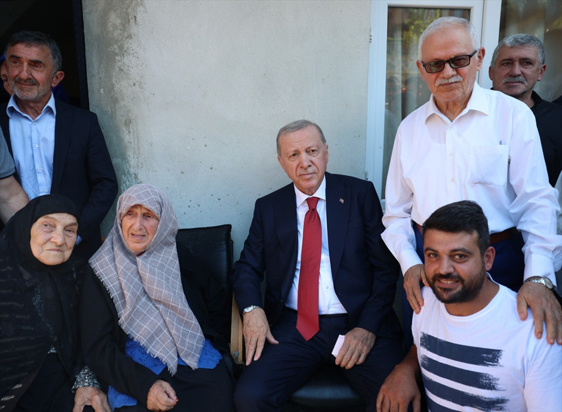 Cumhurbaşkanı Erdoğan, Rize'de komşularını ziyaret etti - Resim: 0