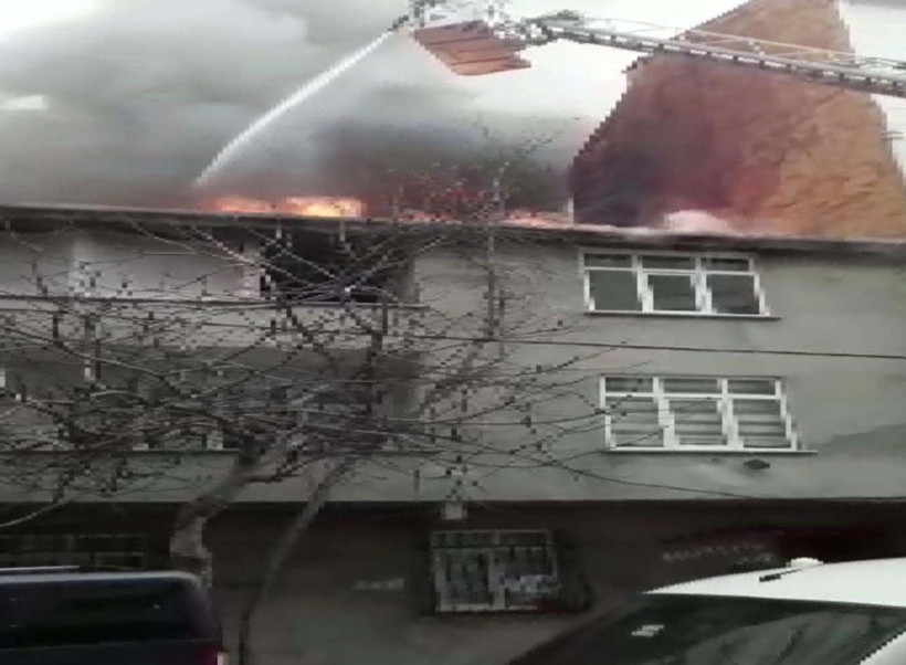 Esenyurt'ta yangında mahsur kalan çocukları ağaca çıkarıp kurtardılar - Resim: 4