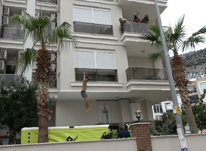 Antalya'da doktor dehşeti! Balkonda 69 yaşındaki annesini demirle dövüp dehşeti yaşattı - Resim: 4