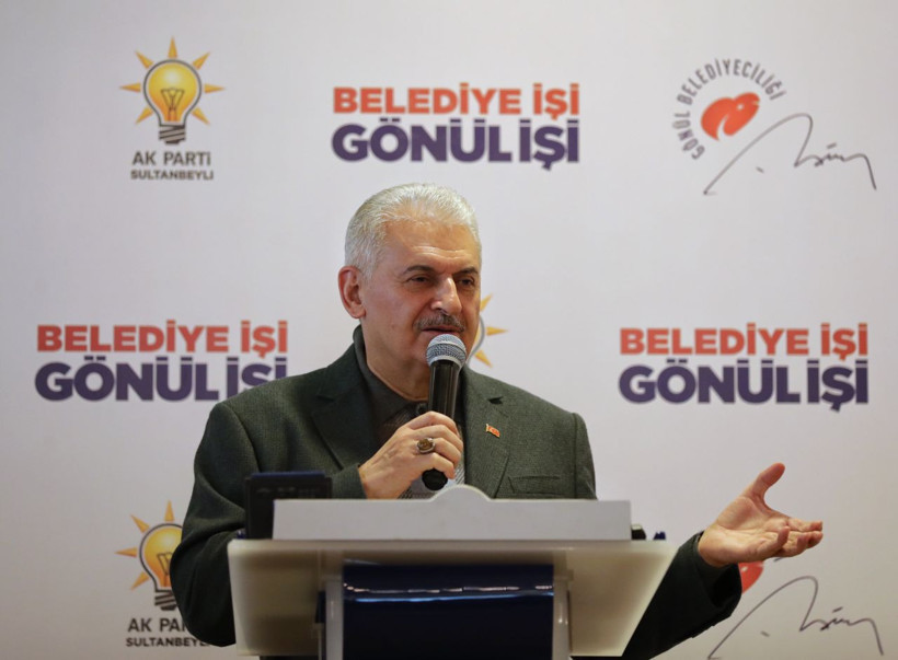 Binali Yıldırım kürsüde konuşurken küçük bir kız gelip bir not verdi! - Resim: 1