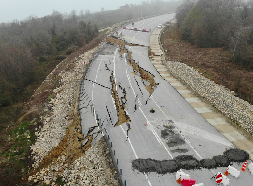 Karadeniz'i İstanbul'a bağlayan yol deprem gibi yarıldı dehşet görüntüler - Resim: 4