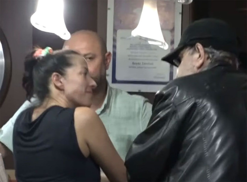 Usta oyuncu, genç sevgilisiyle kameralara yakalandı! - Resim: 1