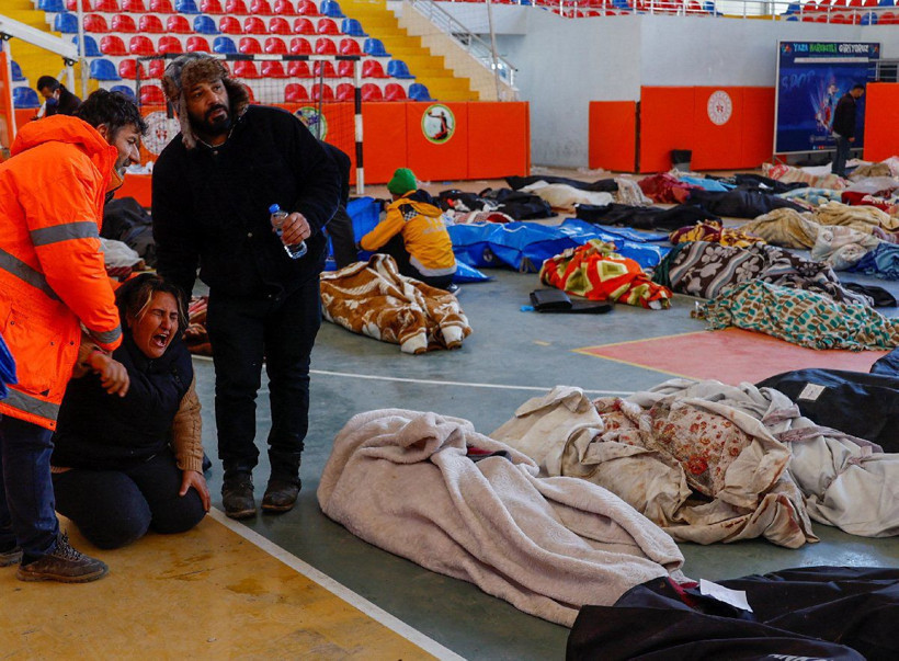 Cenazeler sokaklara taştı! AFAD: 24 saatte kimliği belli olmayan cenaze gömülecek - Resim: 1