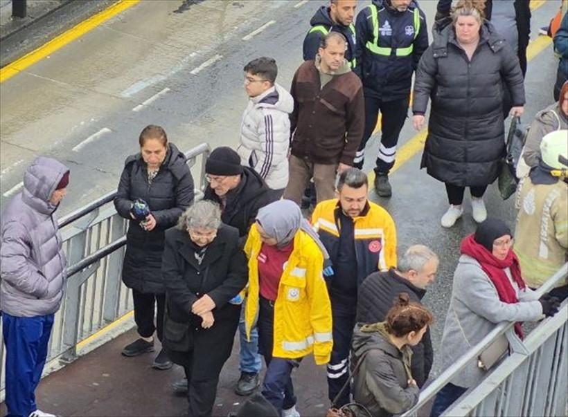 İstanbul'da metrobüsler çarpıştı! Yaralılar var - Resim: 2