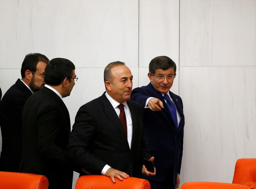 Davutoğlu Çavuşoğlu'na ısrarla ne gösterdi? - Resim: 1